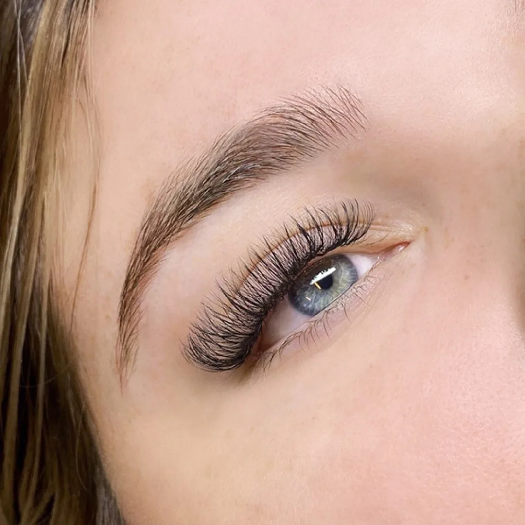 Wimpernstil Wispy — fertige Anwendung, Kundinnenfoto